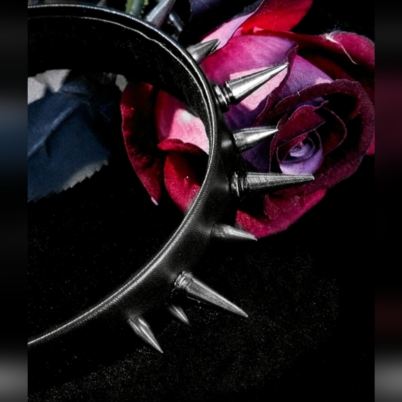 Black Spiked Headband From HOT TOPIC - Picture 4 of 7